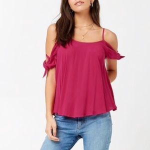 😍NWT COLD SHOULDER TOP😘